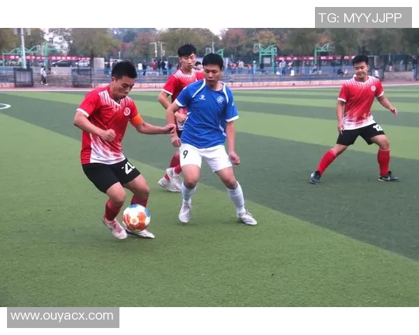 探索足球训练方法的多样性与实效性提升运动员综合素质的策略与技巧 探索足球训练方法的多样性与实效性提升运动员综合素质的策略与技巧